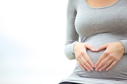 donna incinta  che tiene il suo ventre 
