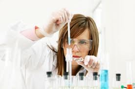 ricercatrice durante ricerca in laboratorio