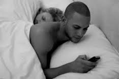 immagine di lui che chatta attraverso lo smartphone sexting