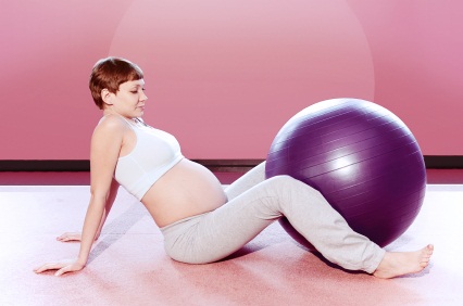 donna durante esercizi in gravidanza