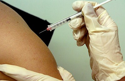 inoculazione di vaccino nella zona muscolare del deltoide