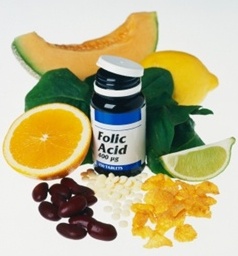 immagine con frutta in cui è presente l'acido folico ed una confezione di acido folico in compresse