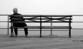 anziano in solitudine su di una panchina