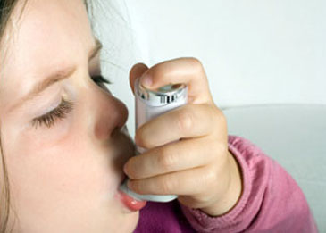 bambina alle prese con un nebulizzatore per combattere l'asma