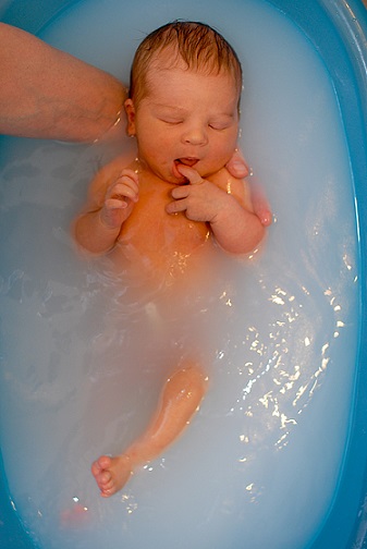neonato durante il bagnetto