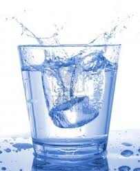 immagine relativa ad un bicchiere pieno di acqua