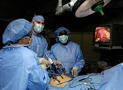 chirurghi durante un delicato intervento