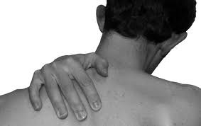 persona con dolore alla spalla