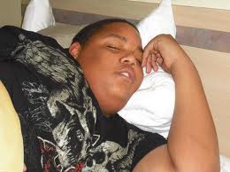 Immagine che mette in evidenza un ragazzo grasso  che dorme 