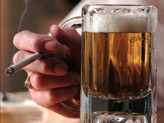 bicchiere di birra associato al fumo di sigaretta