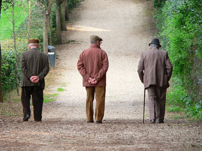 anziani durante una passeggiata