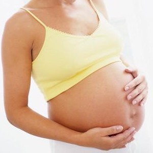donna in gravidanza mentre si accarezza il ventre