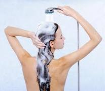 il lavaggio dei capelli è molto importante anche per evitare lacaduta dei capelli stessi