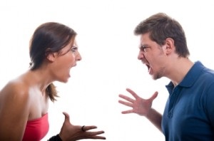 una coppia intenta a litigare