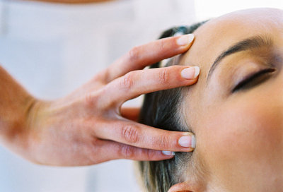 il massaggio al cuoio capelluto porta benefici grazie alla stimolazione della circolazione