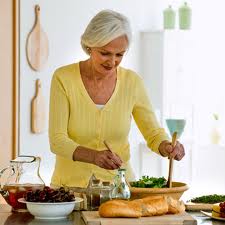 donna in menopausa alle prese con un alimentazione sana ed equilibrata