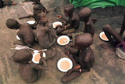 Alcuni bambini di colore malnutriti che si cibano