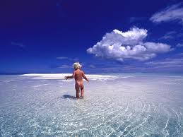 bambino mentre esplora per la prima volta il mare