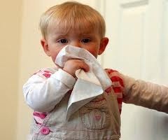 un bambino alle prese con un bel raffreddore