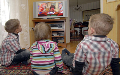 Alcuni bambini davanti alla televisione