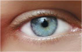 immagine di un occhio con iride azzurra
