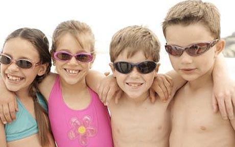 bambini con occhiali da sole
