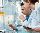 ricercatori al lavoro in laboratorio