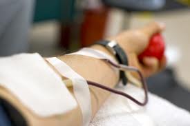 donatore alle prese con la raccolta del proprio sangue