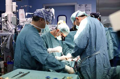 Equipe medica durante un intervento in sala operatoria