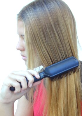 lo spazzolare i capelli è un gesto molto sottovalutato soprattutto per quanto concerne la circolazione del cuoio capelluto
