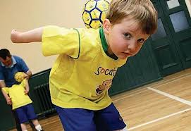bambino che pratica calcio