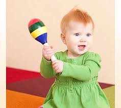 bambina mentre tiene tra le mani un gioco