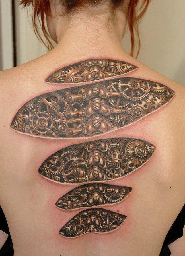 tatuaggio che ricopre una vasta area del dorso