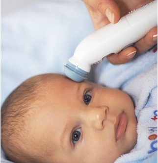 neonato durante la rilevazione della temperatura con termometro ad infrarossi a contatto