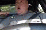 Poliziotto americano alla guida canta Taylor Swift - Auto.it