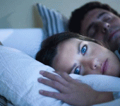 Dormire con un partner che russa o si agita durante il sonno può essere pericoloso: ecco perché