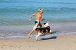 Pediatri e veterinari: i cani in spiaggia fanno bene ai bambini, ecco perché