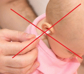 Pulizia orecchie neonati, come comportarsi?