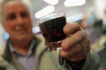 Rischio alcool in aumento per gli over 65 che cenano con happy hour