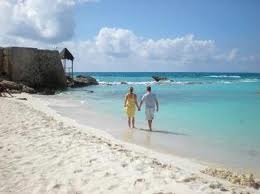 due persone che passeggiano in riva al mare