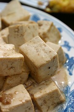 piatto in cui è presente il tofu alla vista simile al formaggio 