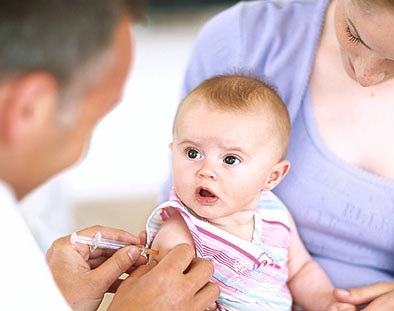 neonato durante la vaccinazione