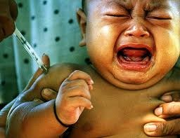 bambino durante la vaccinazione