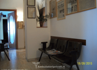 sala di attesa con foto storiche