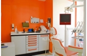 Poltrona dentistica contornata da tutte le apparecchiature per intervenire 