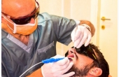 Trattamento laser cura denti in atto