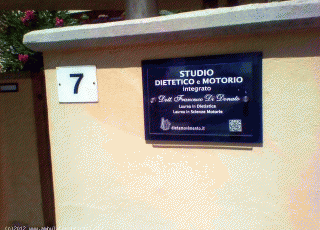 la targa presente in Via Inghilterra 7, Montesilvano. Studio per terapia alimentare e motoria.