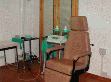 Poltrona rotatoria per test cinetici; videoproiettore per test visuooculomotori e otocalorimetro per test calorici bitermici.